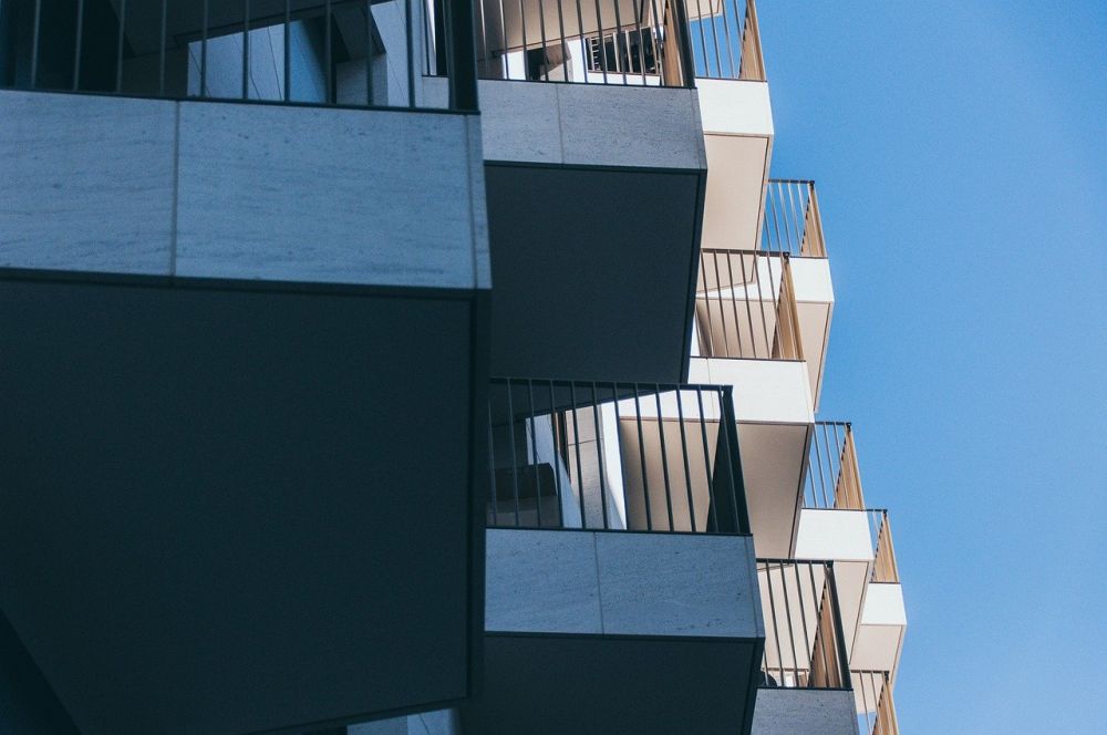 Inglasad balkong i norrköping  smart investering för mer ljus och extra yta